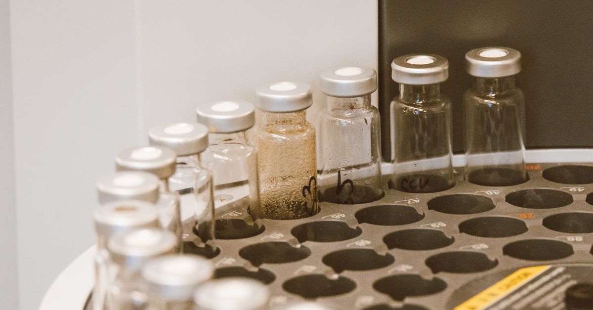 Viales de vidrio sin etiqueta identificados a mano en un laboratorio